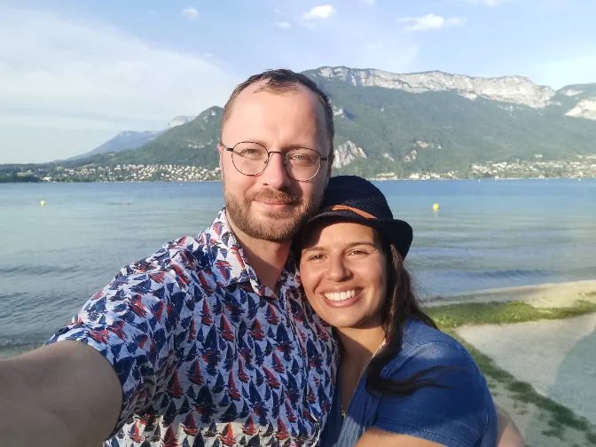 Lucie et Aleksandr Gribko au bord d'un lac, devant les montagnes
